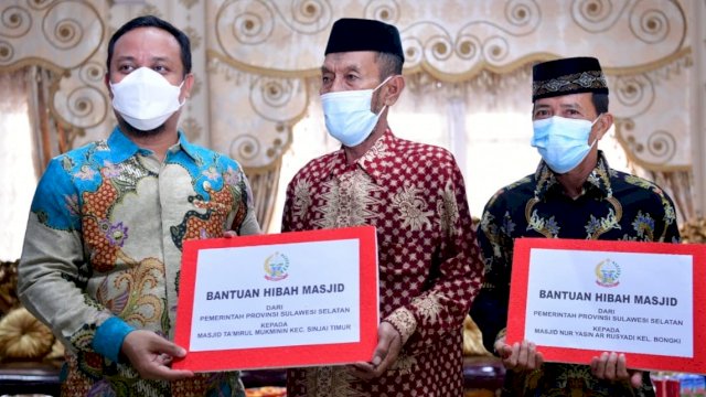 Andi Sudirman Salurkan Bantuan untuk Warga Terdampak Bencana dan Masjid di Sinjai