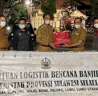 Pemprov Sulsel Gerak Cepat Serahkan Bantuan di 7 Daerah Bencana Banjir
