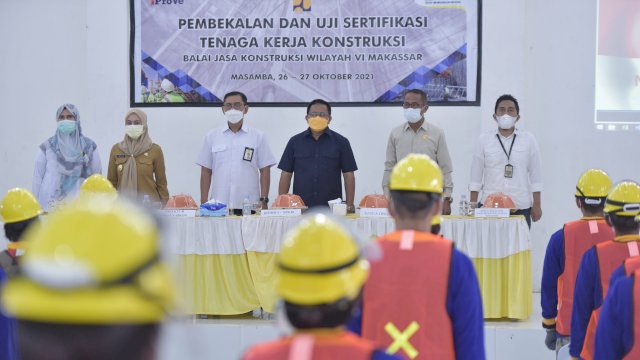 Anggota Komisi V DPR RI Muhammad Fauzi (tengah) menghadiri Pembekalan dan uji Sertifikasi Tenaga Kerja Konstruksi yang diadakan oleh Kementerian PUPR melalui Balai Jasa Konstruksi Wilayah VI Makassar, Selasa (26/10/2021).