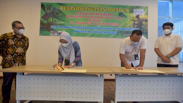 Bupati Luwu Utara, Indah Putri Indriani bersama Branch Manager Asurasin Jasindo Branch Office Makassar, Tony Hendrawan menandatangani Adendum perjanjian kerja sama pemerintah daerah Kabupaten Luwu Utara dengan PT. Asuransi Jasa Indonesia (Jasindo) dalam rangka program asuransi usaha tani padi (AUTP) di kantor Jasindo Makassar. Senin (04/10/2021)