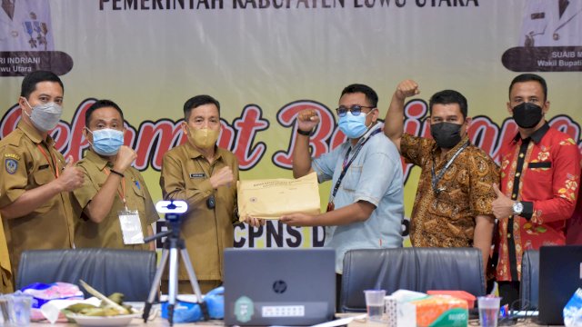 Ketua Tim Panselnas BKN, Yefta Gracian menyerahkan berita acara tes CPNS kepada Pemda Luwu Utara yang diterima Sekretaris Daerah Armiadi. Senin (04/10/2021)FOTO/BAYU FIRMANSYAH