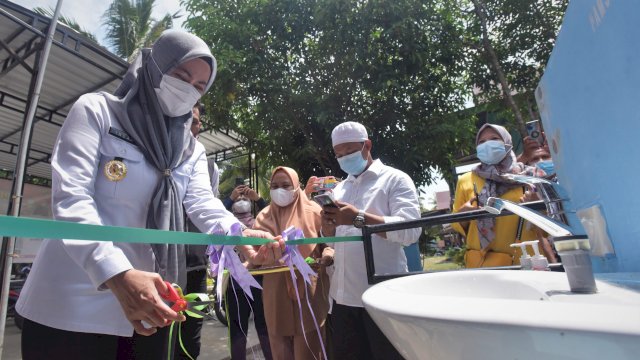 Bupati Luwu Utara, Indah Putri Indriani menggunting pita tanda diresmikanya program Pamsimas Pamsimas III Tahun Anggaran 2021 di Desa Toradda Kecamatan Masamba. Rabu (27/10/2021)