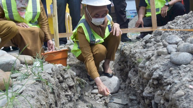 Bupati Luwu Utara, Indah Putri Indriani, meletakkan batu pertama pembangunan Pasar Rakyat Amassangan Desa Pao Kecamatan Malangke Barat (Malbar). Selasa (12/10/2021)