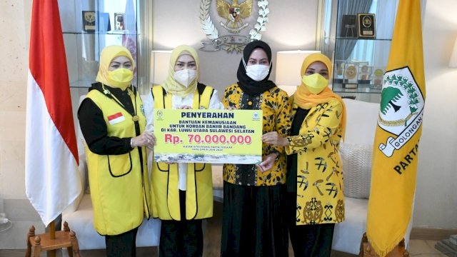 Bupati Luwu Utara Indah Putri Indriani menerima bantuan untuk penyintas banjir bandang dari IIFPG DPR RI di gedung Senayan DPR RI. Jumat (08/10/2021)