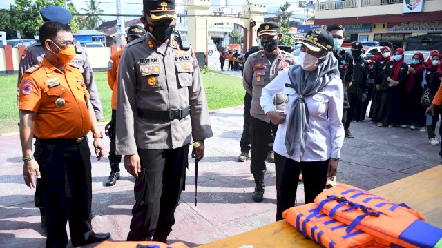 Bupati Luwu Utara, Indah Putri Indriani berbincang dengan Kapolres Luwu Utara, AKBP Irwan Sunuddin usai Kesiapsiagaan Bencana yang digelar di Halaman Polres Luwu Utara. Rabu (26/10/2021)
