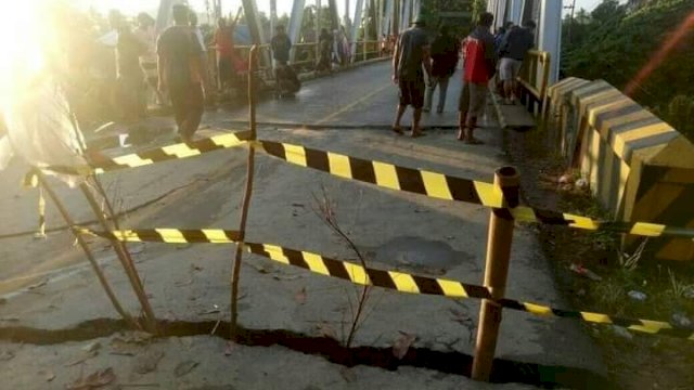 Kondisi Jalur Trans Sulawesi di Jembatan di Kecamatan Telluwanua, Kota Palopo yang Retak.