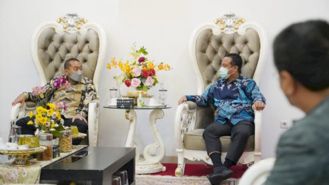 Plt Gubernur Sulsel Andi Sudirman Sulaiman, berbincang dengan Wakil Gubernur Sumbar Audy Joinaldy, di Rumah Jabatan Wakil Gubernur Sulsel, Kamis (30/09/2021).