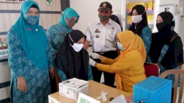 Ketua TP PKK Kabupaten Wajo Sitti Maryam, meninjau proses Vaksinasi di Puskesmas Penrang, Jumat (01/10/2021).