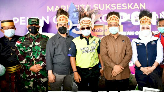 Plt Gubernur Sulsel Andi Sudirman Sulaiman, bersama Forkopimda memakai penutup kepala khas Papua saat tiba di Bandara Sentani Jayapura untuk menghadiri PON XX 2021, Jumat (01/10/2021).