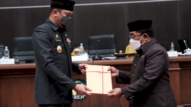 Bupati Gowa Adnan Purichta Ichsan, menyerahkan draf Ranperda kepada Ketua DPRD saat Rapat Paripurna DPRD Kabupaten Gowa, Jum'at (01/10/2021).