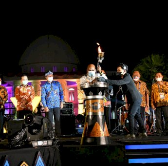 Andi Sudirman Dampingi Gubernur Papua Lukas Enembe Sulutkan Api Obor Tanda Dimulainya PON XX