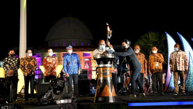 Andi Sudirman Dampingi Gubernur Papua Lukas Enembe Sulutkan Api Obor Tanda Dimulainya PON XX