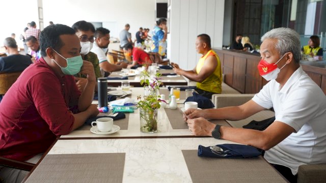 Plt Gubernur Sulsel Andi Sudirman Sulaiman berbincang dengan Gubernur Jateng Ganjar Pranomo.
