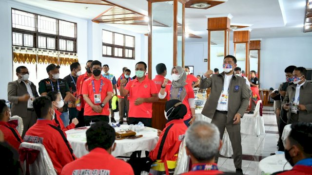 Sebelum Pembukaan PON, Andi Sudirman Beri Semangat Atlet di Posko Kontingen Sulsel