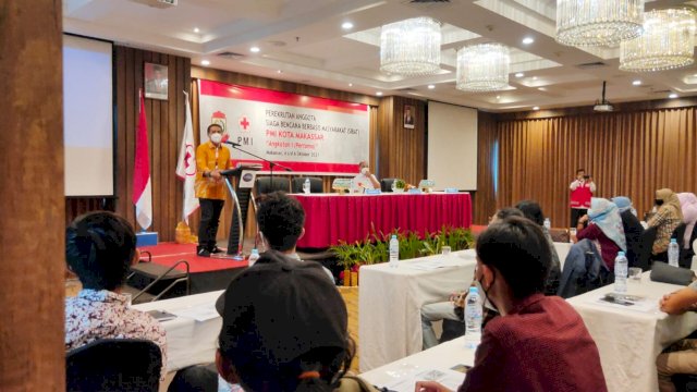 Ketua PMI Kota Makassar Syamsu Rizal (Deng Ical), memberikan sambutan saat Orientasi perekrutan Anggota Siaga Bencana Berbasis Masyarakat (Sibat) di Hotel Arthama, Senin (04/10/2021).