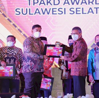 Taufan Pawe Terima Penghargaan TPAKD Terbaik di Toraja Highland Festival