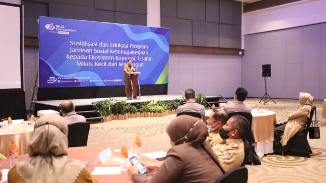 Sekda Prov Sulsel Abdul Hayat Gani, memberikan sambutan saat Sosialisasi dan edukasi program jaminan sosial ketenagakerjaan pada ekosistem koperasi, usaha mikro kecil dan menengah, di Four Points by Sheraton Makassar, Selasa 05/10/2021).