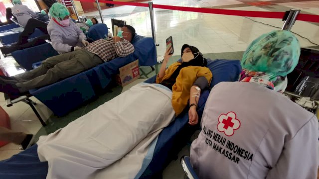 Donor Darah di Kawasan Pantai Akkarena Kota Makassar yang digelar oleh GMTD bekerjansama dengan PMI Makassar, Rabu (06/10/2021).