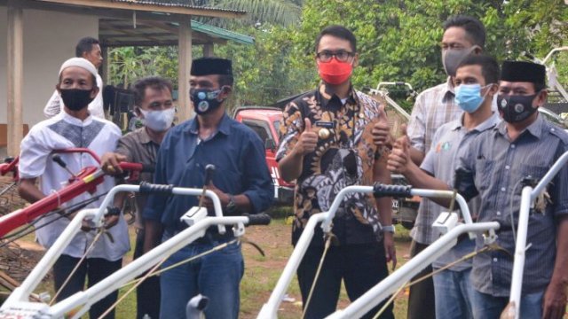 Bupati Sinjai Andi Seto Ghaditsa Asapa, saat menyerahkan bantuan Alsintan untuk Petani di Sinjai.