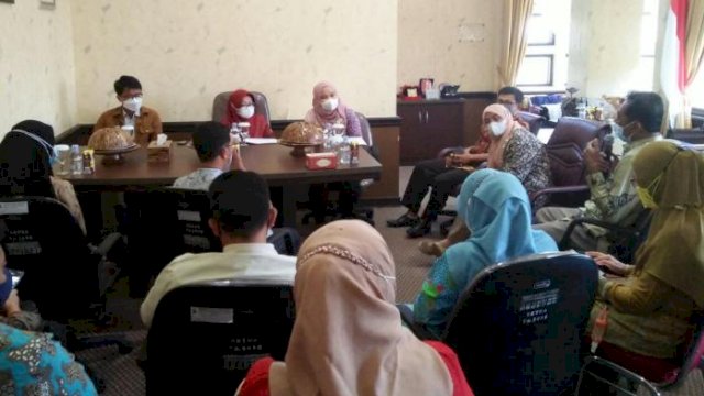 Exit Meeting Tim Badan Pemeriksa Keuangan (BPK) RI Perwakilan Sulawesi Selatan, atas pemeriksaan kinerja pendahuluan penanganan Covid-19 bidang kesehatan tahun anggaran 2020 dan 2021 di Kabupaten Sinjai, Ruang Kerja Wakil Bupati, Kamis (07/10/2021).
