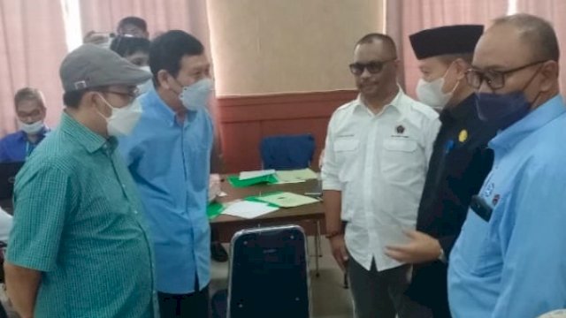 Ketua DPRD Wajo Andi Muhammad Alauddin Palaguna berbincang dengan para penguji UKW di Aula Bapelitbangda Kabupaten Wajo, Kamis (07/10/2021).