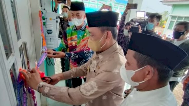 Bupati Wajo Amran Mahmud, didampingi Wakil Bupati Amran, menggunting Pita Peresmian Asrama 4umah Susun Pondok Pesantren As'Adiyah, Kamis (07/10/2021).
