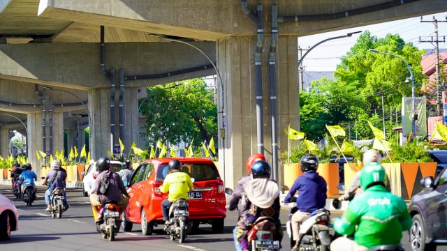 Suasana Jalan AP Pettarani, Makassar yang dipenuhi simbol Partai Golkar jelang Rakorda AMPG Sulsel, Sabtu (9/10/2021).