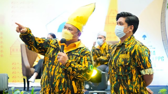 Ketua Pengurus Pusat AMPG Ilham Permana bersama Ketua AMPG Kabupaten Soppeng Andi Muhammad Farid Kaswadi, saat Pelantikan Pengurus AMPG se-Sulawesi Selatan di Hotel Claro Makassar, Minggu (10/10/2021).