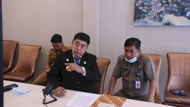 Sekda Sulsel Abdul Hayat Gani, bersama Kepala Dinas Komunikasi dan Informatika Sulsel Hamson Padolo, saat Rapat Monev bersama Komisi Informasi Pusat, Senin (11/10/2021).