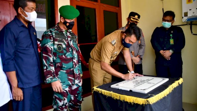 Bupati Sinjai Andi Seto Ghaditsa Asapa, menandatangani Prasasti Peresmian Gedung Logistik Polres Sinjai, Senin (11/10/2021).