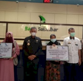 Bupati Amran Mahmud Salurkan Bantuan Uang Tunai Bagi Pelaku UMKM Terdampak Covid-19 di Wajo