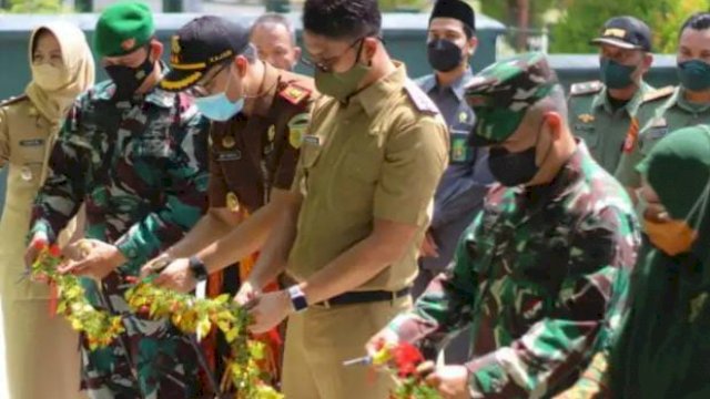 Bupati Sinjai Andi Seto Ghaditsa Asapa (tengah), menggunting Pita Peresmian Kantor dan Rumah Dinas Kodim 1424 Sinjai, Selasa (12/10/2021).