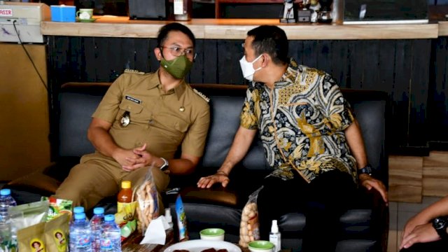 Bupati Sinjai Andi Seto Ghaditsa Asapa, berbincang dengan Anggota DPR RI Kamrussamad, di salah satu Cafe di Kabupaten Sinjai, Selasa (12/10/2021).