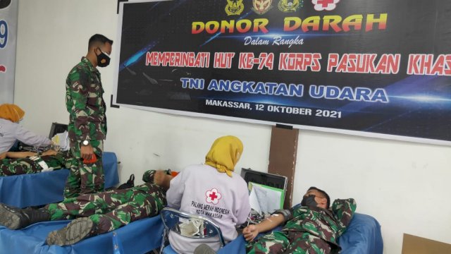 Anggota Pasukan Khas TNI AU saat melakukan donor daran di Markas PMI Makassar, Selasa (12/10/2021).