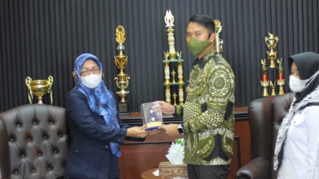 Plt Kepala Kantor KPPN Sinjai Erniati, menyerahkan penghargaan Mentri Keuangan (Menkeu) Republik Indonesia (RI), kepada Bupati Andi Seto Ghaditsa Asapa, Rabu (13/10/2021).