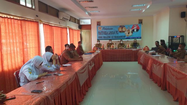 Pelepasan Siswa SMKN 10 Makassar yang akan PKL di 138 Industri, Rabu (13/10/2021).