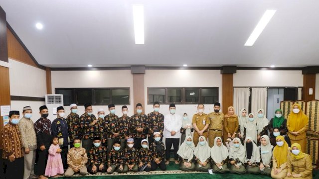 Plt Gubernur Sulsel Andi Sudirman Sulaiman, saat menjamu Tim Kafilah di Rumah Jabatan Wakil Gubernur Sulsel, Selasa (12/10/2021).