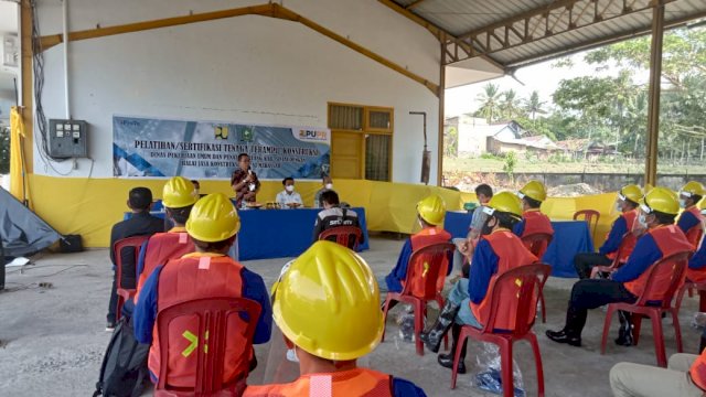 Kegiatan Pelatihan dan Sertifikat Konstruksi berlangsung di Halaman kantor Dinas PUPR Kabupaten Sinjai, Rabu (13/10/2021).