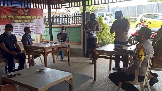 Anggota Satuan Binmas Polres Soppeng saat mendatangi salah satu Warung Kopi di Marioriwawo, Selasa (12/10/2021).