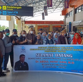 Tiba di Bandara Internasional Sentani Jayapura, Abdul Hayat Disambut KKDB