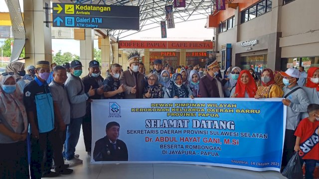 Penyambutan Sekretaris Daerah Provinsi Sulsel Abdul Hayat Gani, di Bandara Sentani Jayapura, Kamis (14/10/2021).