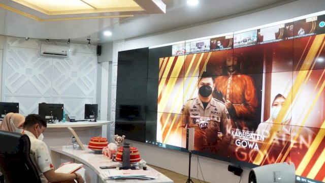 Bupati Gowa Adnan Purichta Ichsan, saat menerima Penghargaan Anugerah Parahita Ekapraya 2020 dari Menteri PPPA Republik Indonesia melalui virtual, Kamis (14/10/2021).