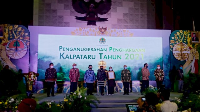 Ali Topan (Tengah) saat menerima Penghargaan di Kementrian Lingkungan Hidup dan Kehutanan (KLHK), Kamis (15/10/2021).