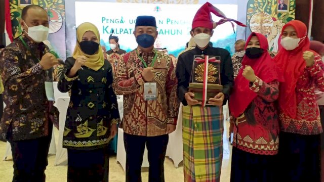 Wakil Bupati Gowa Abdul Rauf Malaganni, bersama Pendiri Rumah Hijau Dennasa usai menerima.oenghargaan dari Kementrian LHK, Kamis (14/10/2021).