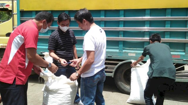 Kadis TPHP Kabupaten Sinjai, Kamaruddin, saat menerima bantuan Bibit kacang tanah dari Pemerintah Pusat.