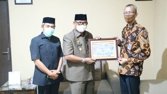 Wakil Bupati Soppeng Luthfi Halide, menerima Piagam Penghargaan dari Kementrian Keuangan yang diserahkan oleh Kepala KPPN Watampone, Jumat (15/10/2021).