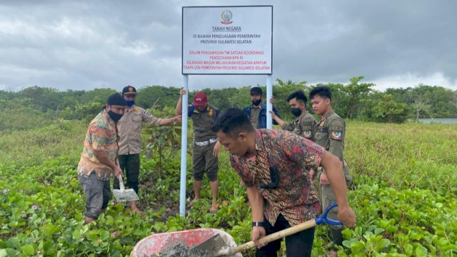 Pemasangan Plang aset milik Negara di tanah tumbuh di daerah Binangan, Barombong, Kecamatan Tamalate, Kota Makassar, Kamis (14/10/2021).