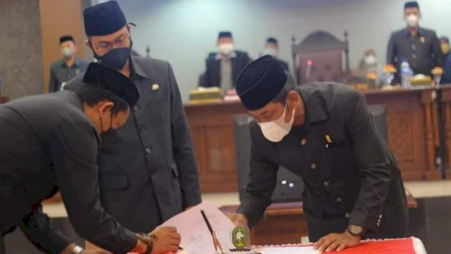 Bupati Sinjai Andi Seto Ghaditsa Asapa bersama Ketua DPRD Jamaluddin, menandatangani APBD Perubahan 2021, Jumat (15/10/2021).