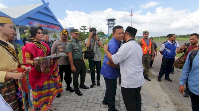 Kunjungan Wakil Gubernur yang kini menjabat Plt Gubernur Sulsel Andi Sudirman Sulaiman beberapa tahun lalu (sebelum pandemi covid-19) di Kepulauan Selayar, disambut oleh Bupati Kepulauan Selayar Basli Ali.