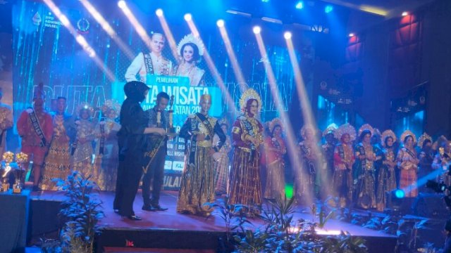 Putra Sinjai, Hendra Mahendra, saat menerima penghargaan kategori the best sosial media di ajang Duta Wisata Sulsel (Foto: Infokom dan Persandian Pemkab Sinjai)